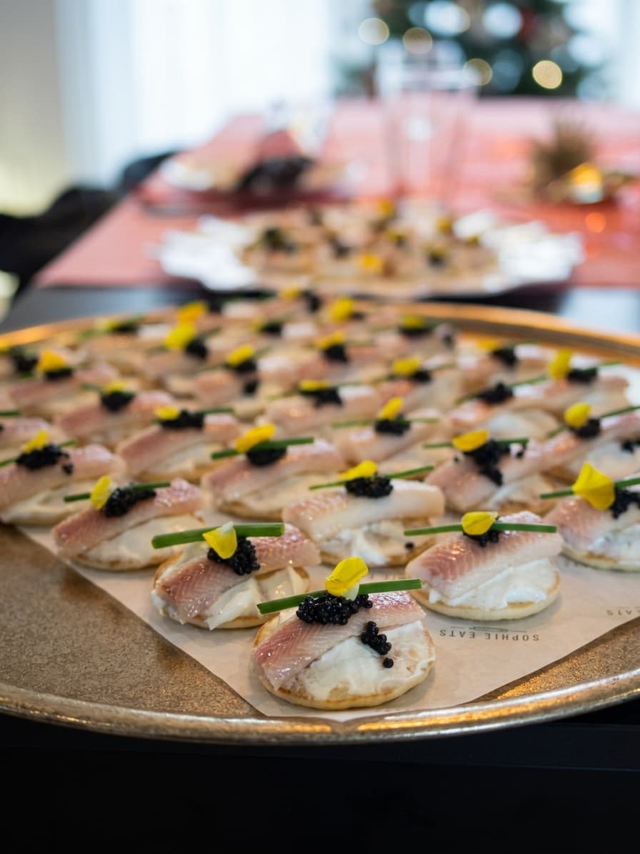 Schalen met verfijnde hapjes voor een walking dinner